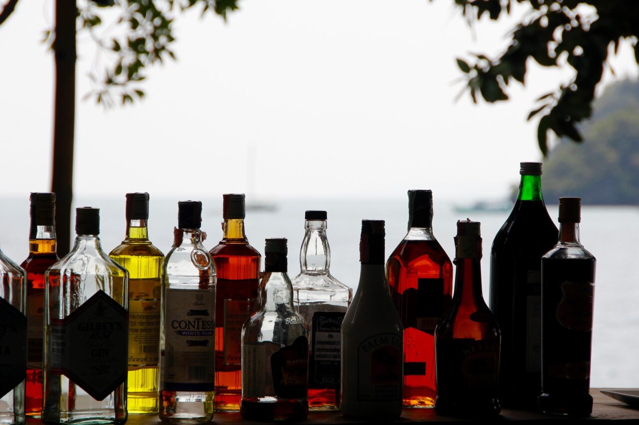 Traffico di vini pregiati e liquori costosissimi, nei guai tre ladri d’alcol