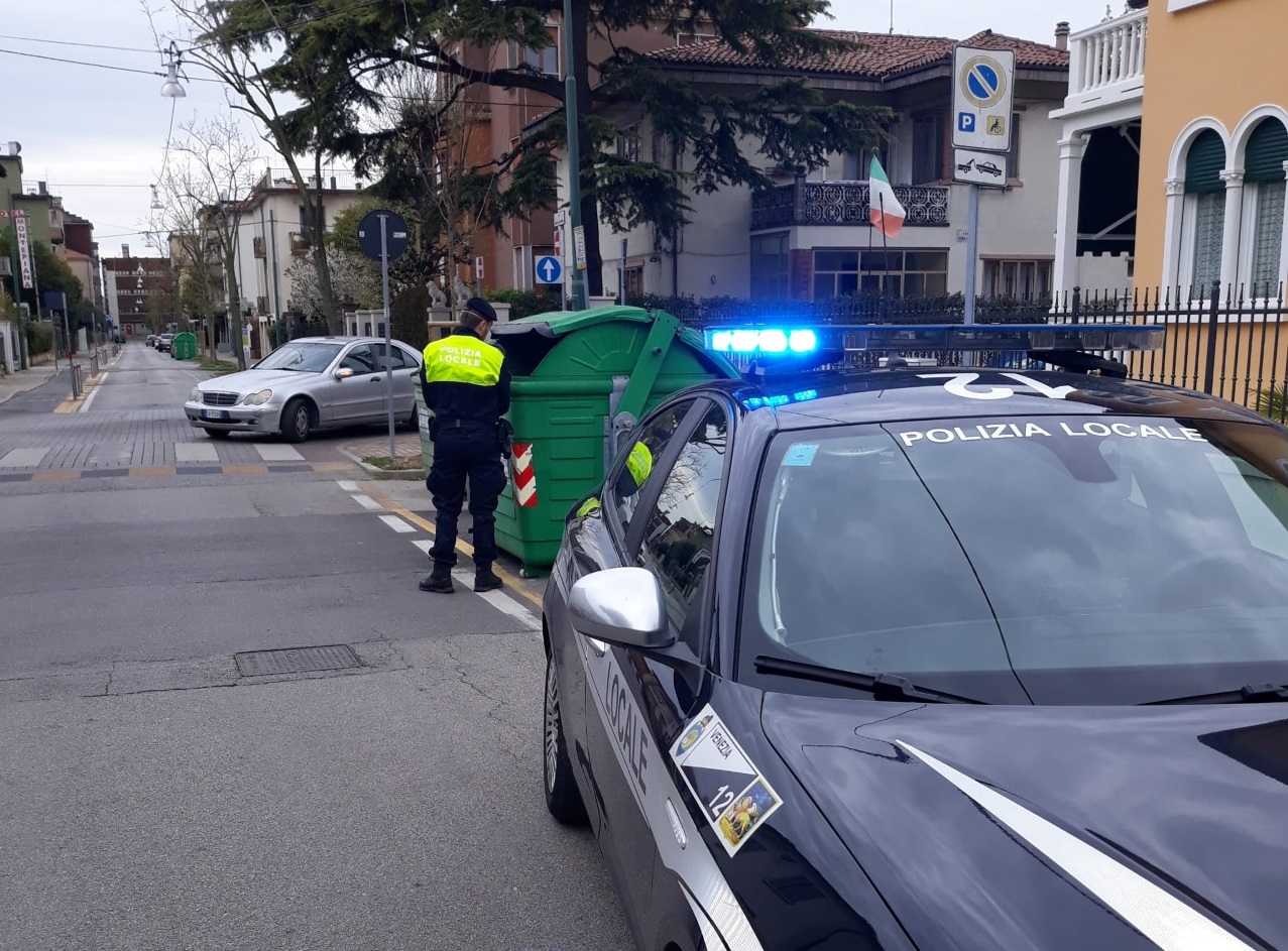 Pusher in fuga tenta il tutto per tutto e salta dentro il cassonetto dell’immondizia per nascondersi