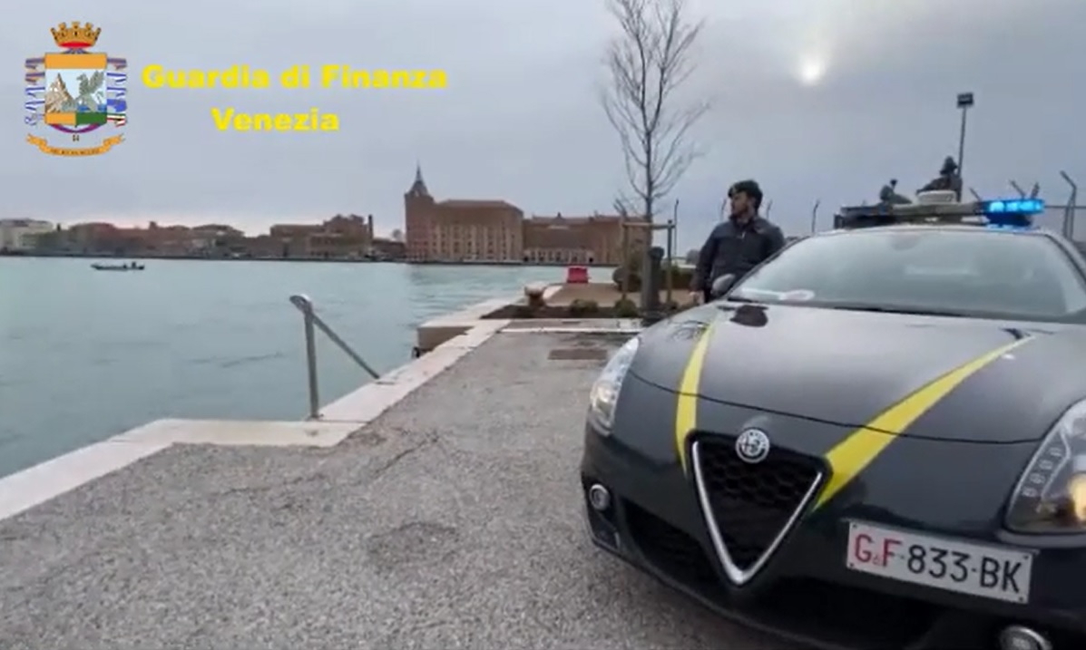 Caporalato, operai stranieri sfruttati e ricattati: 4 arresti e sequestro milionario