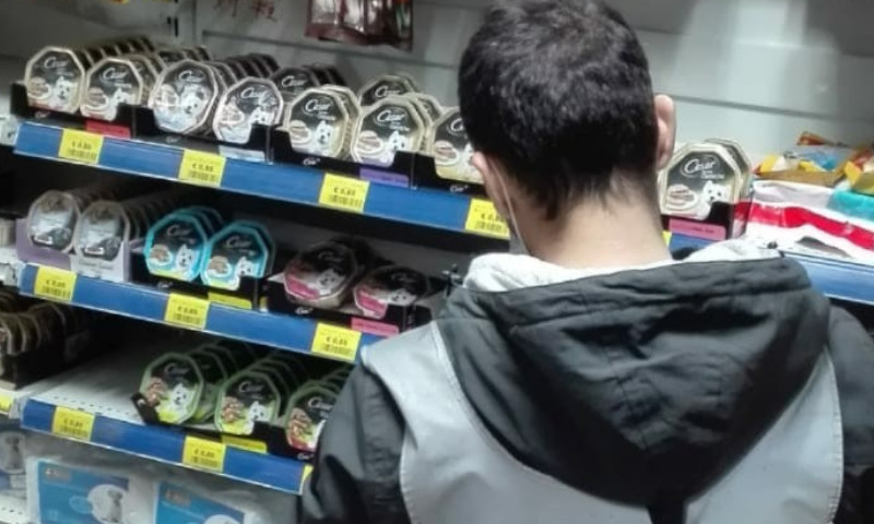 Sugli scaffali cibo per animali scaduto e prodotti non tracciati