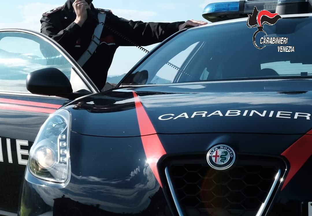 Due giovani inneggiano alla violenza tenendo in mano delle pistole in un video rap, denunciati