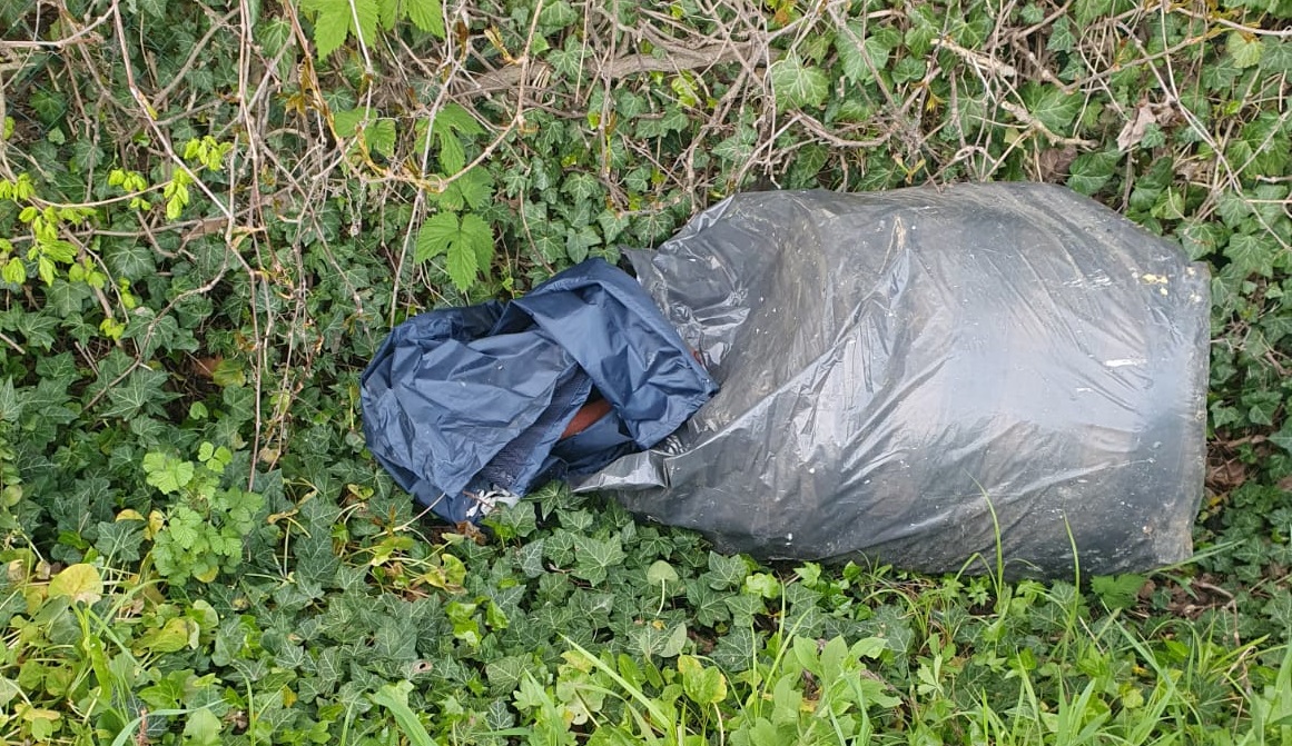 Controllo del vicinato VS degrado, 1 a 0: cittadina attiva segna la targa di un incivile e chiama la Polizia