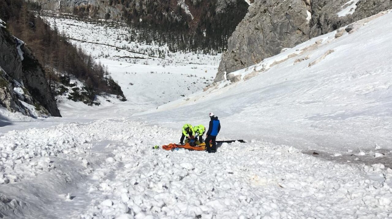 Scivola sulla neve dura e precipita per decine di metri, grave scialpinista di Mestre