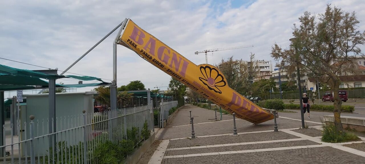 Le immagini della tromba d’aria a Chioggia: notte di paura e danni a stabilimenti balneari, alla chiesa e a una scuola