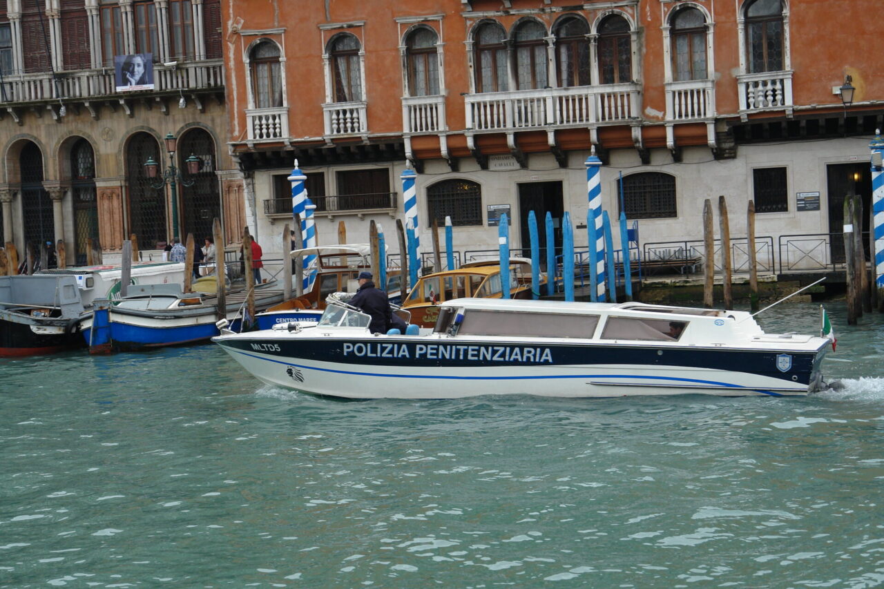 Agente della Polizia penitenziaria trovata morta schiacciata nel letto
