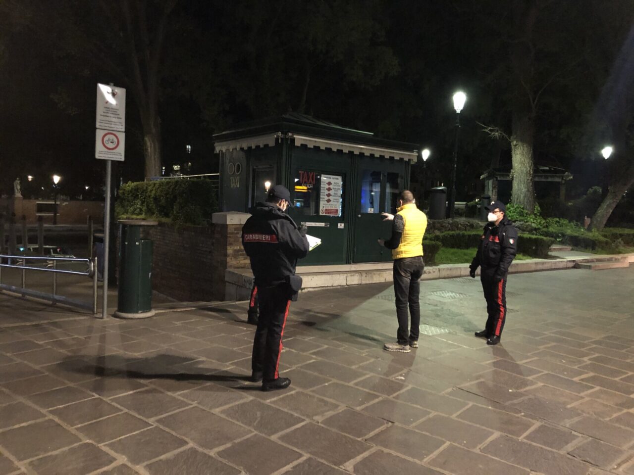 Non sopporta i domiciliari, evade e si diverte in città. Poi chiama il 112: “Portatemi in carcere”