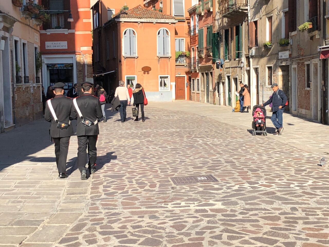 Bimba di due anni scappa dall’albergo e vaga di notte per la città