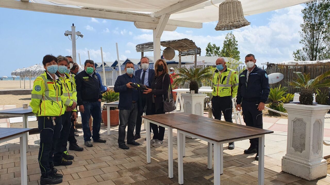 Lido di Venezia: consegnati ai gestori dei bagni i defibrillatori