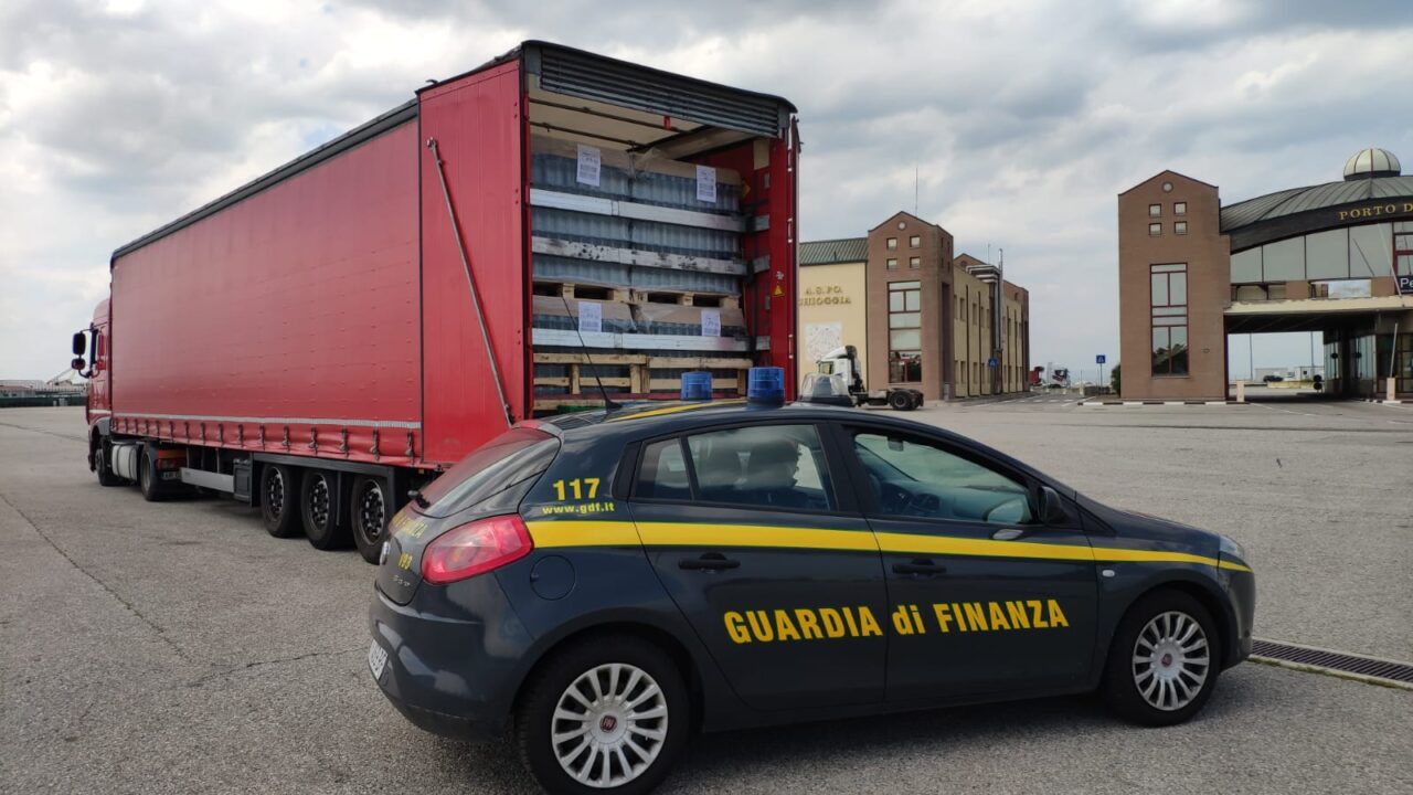 760mila prodotti non conformi provenienti dall’Est Europa, pronti per essere commercializzati, bloccati dalle Fiamme gialle