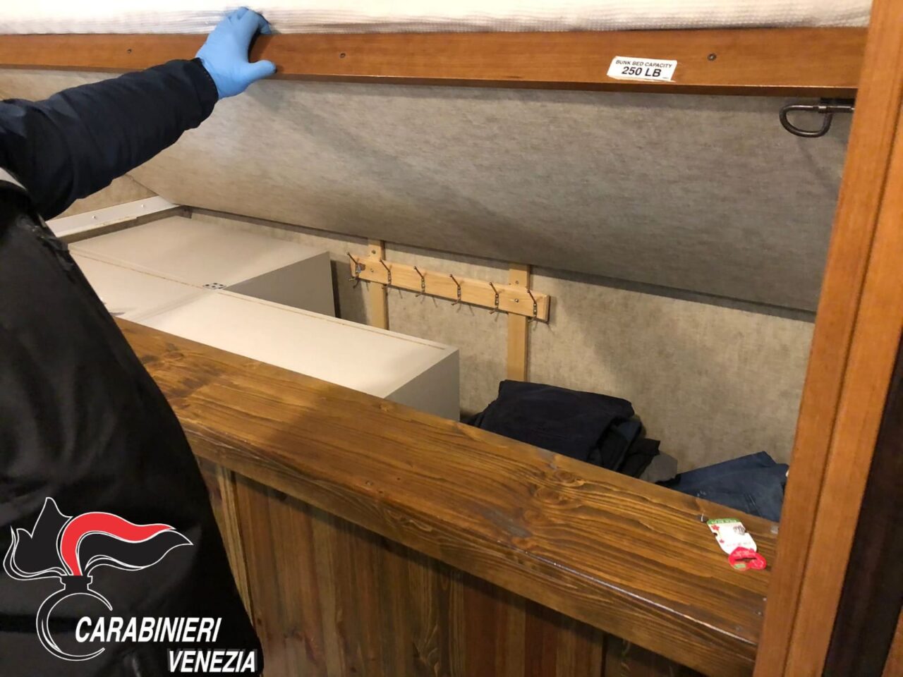 Crea un doppiofondo nel letto della figlia per nascondersi, latitante beccato nel campo giostre