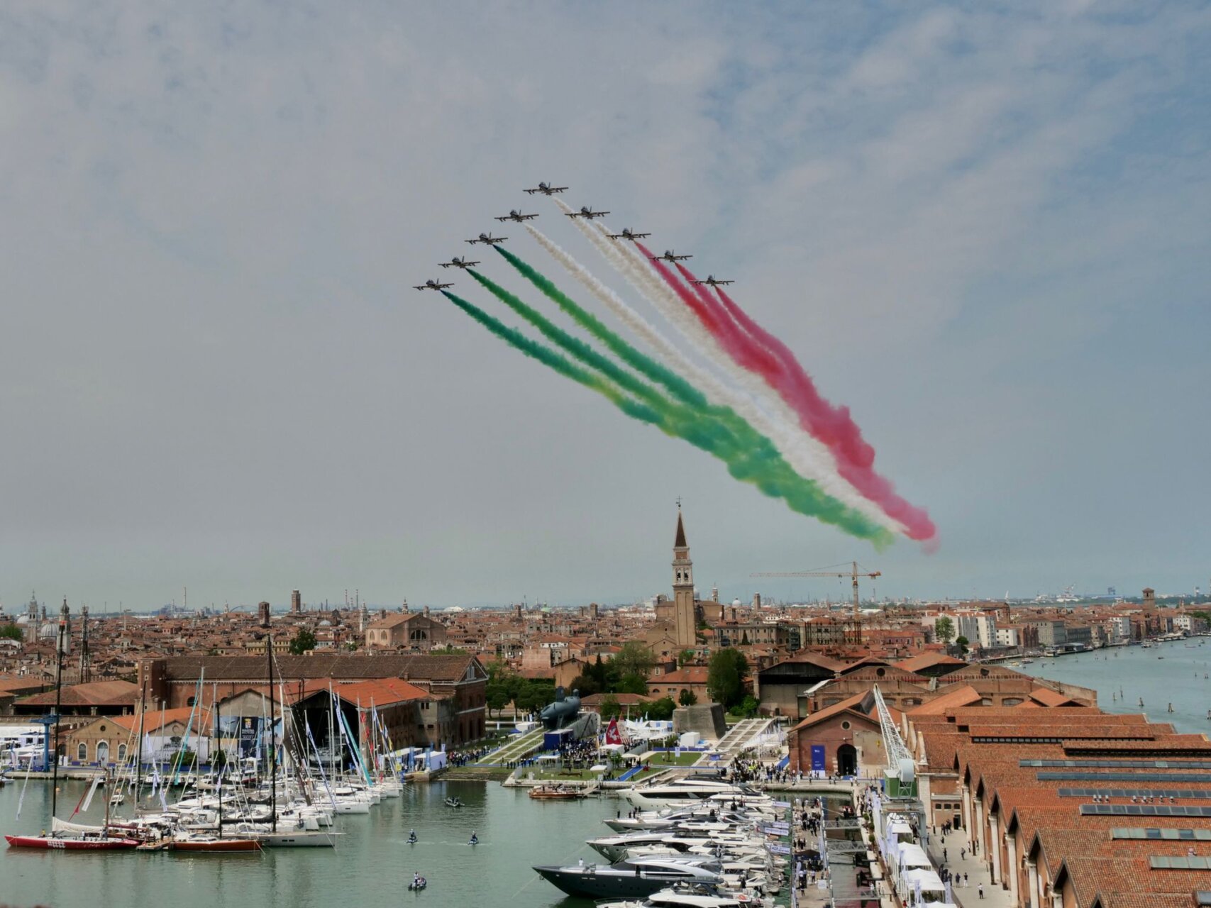 Salone Nautico, lo spettacolo delle Frecce Tricolori nel cielo di Venezia apre l'edizione della ripartenza