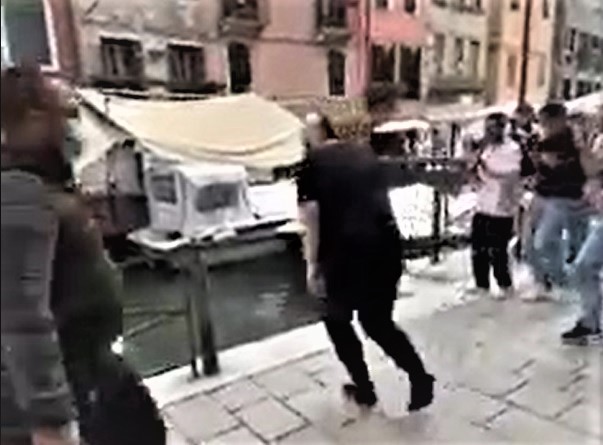Riecco i turisti a Venezia, “mona” compresi: il video del tuffatore nel canale