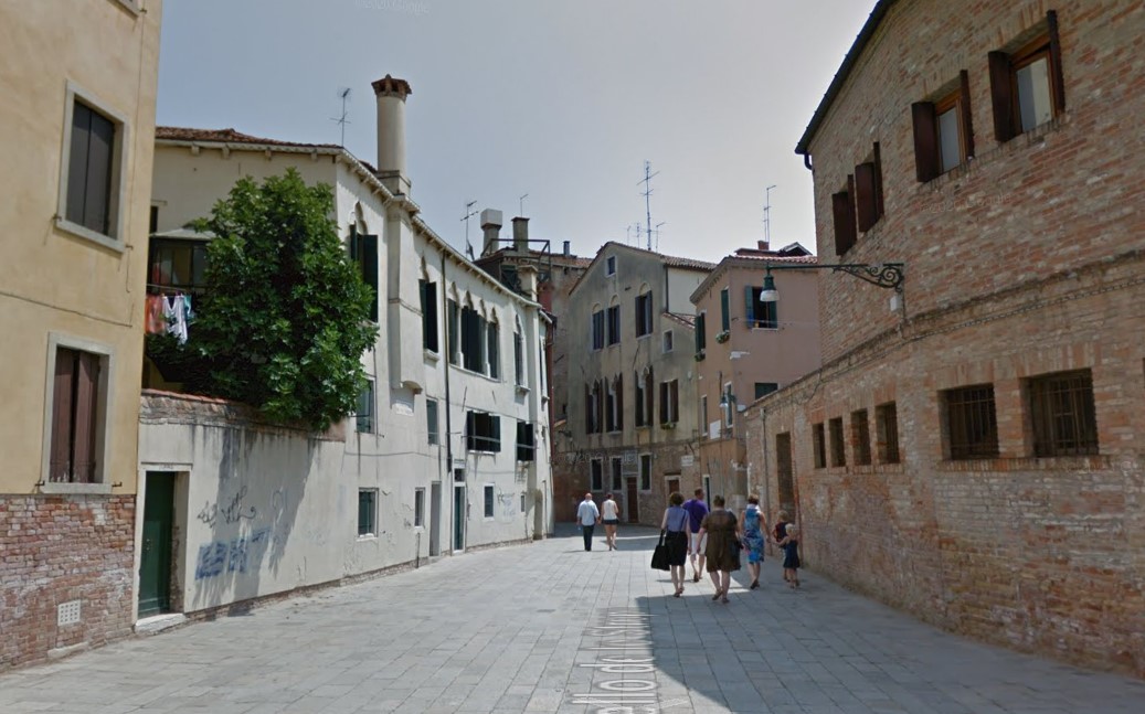 Un ponteggio prende fuoco, le fiamme divorano un palazzo nel centro storico di Venezia