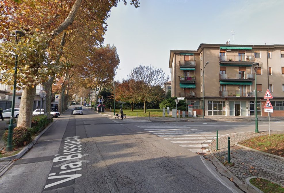 Investe una bimba di 4 anni sulle strisce, i presenti la aggrediscono e lei scappa