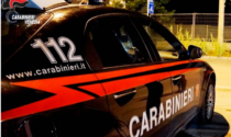 Ubriaco e senza patente sfonda l'auto contro il guardrail, poi prende a pugni i Carabinieri