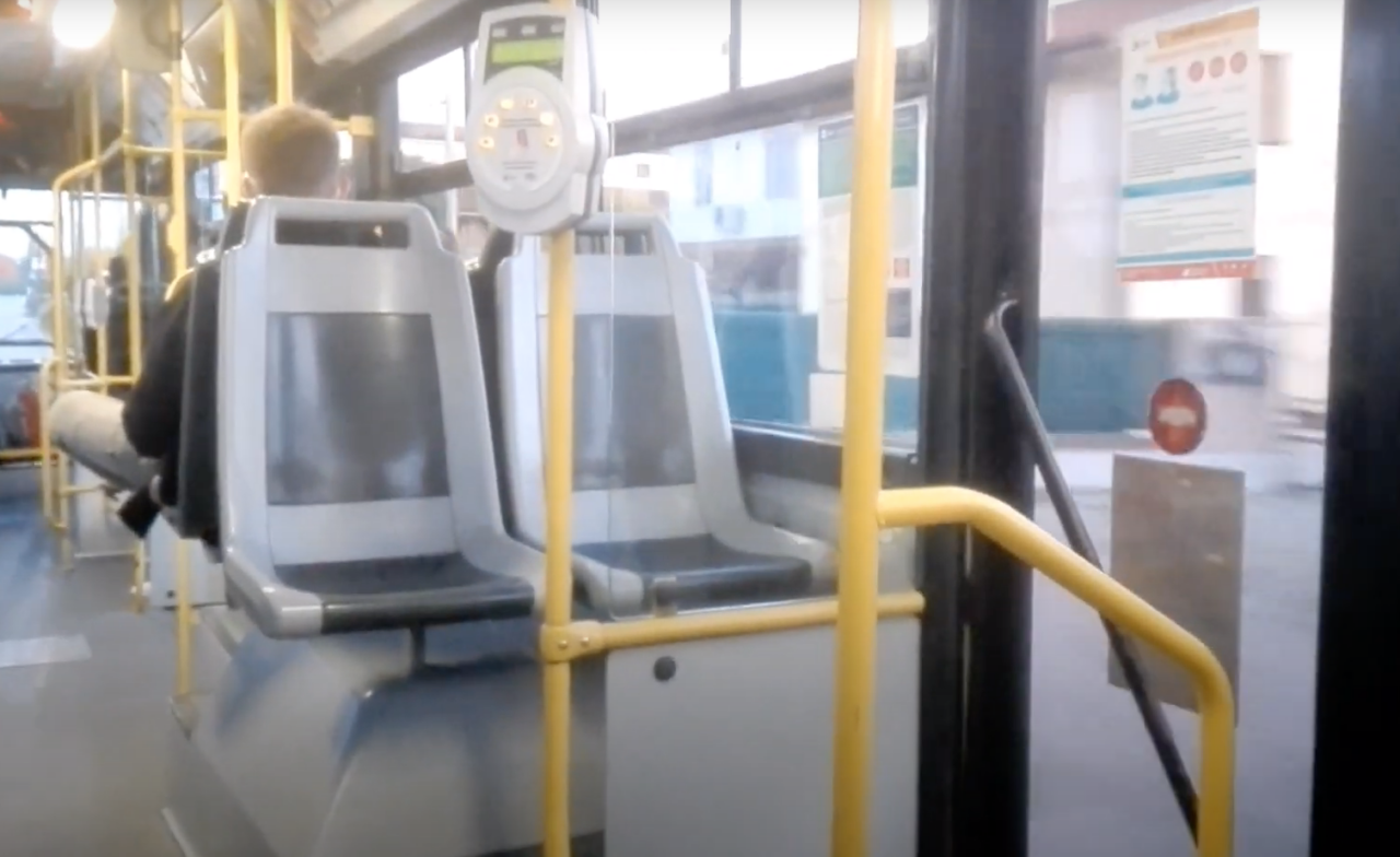 La maniglia per salire sul bus si stacca, 72enne cade e si rompe un braccio