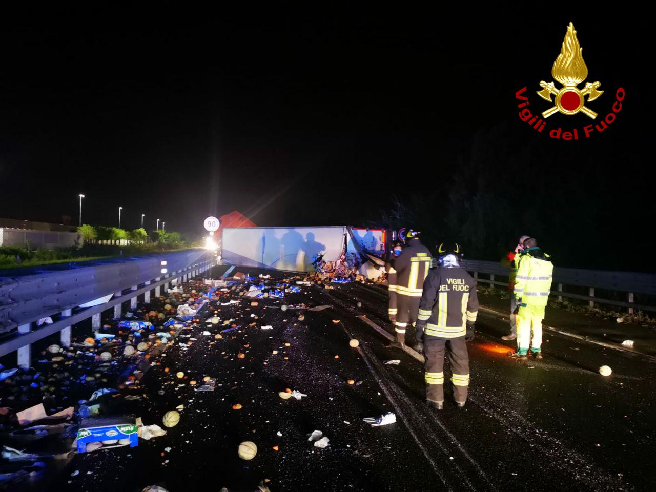 Ennesimo incidente in autostrada, camion di frutta e verdura sbanda e si ribalta