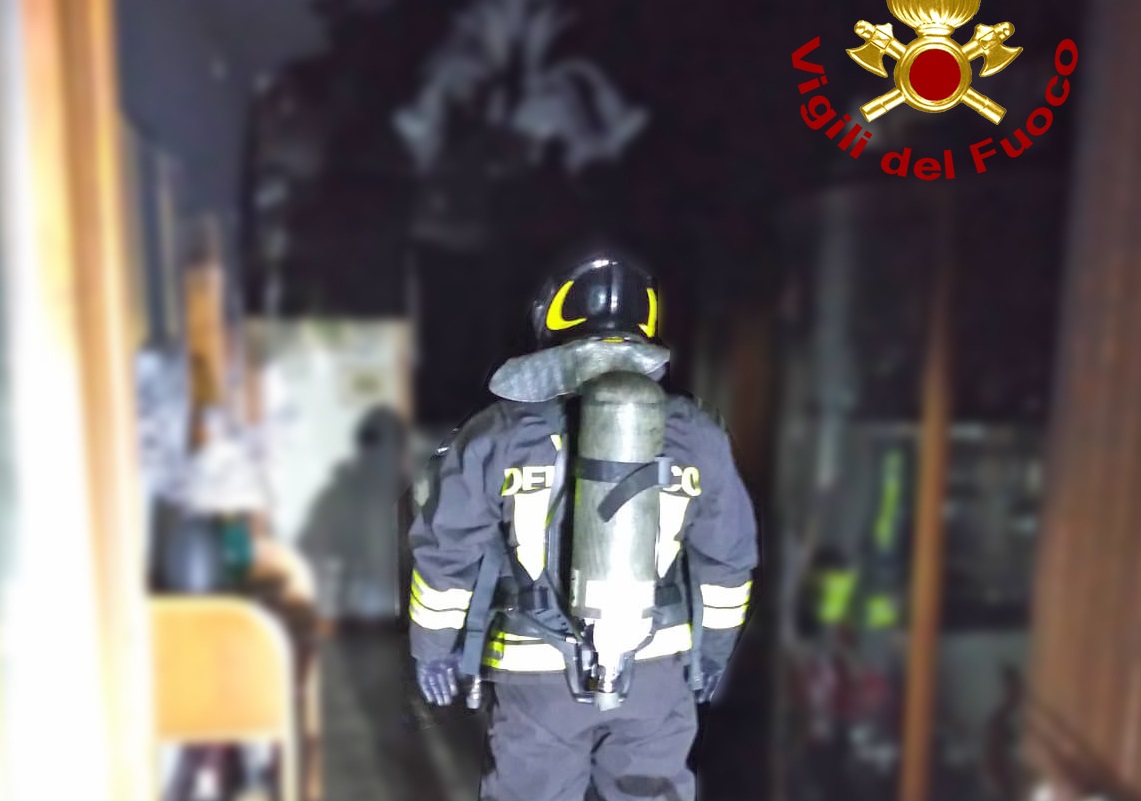 Quattro di notte, una candela innesca un incendio: anziana intrappolata in casa