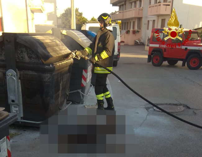 Trovato cadavere carbonizzato vicino al cassonetto in fiamme: mistero a Chioggia