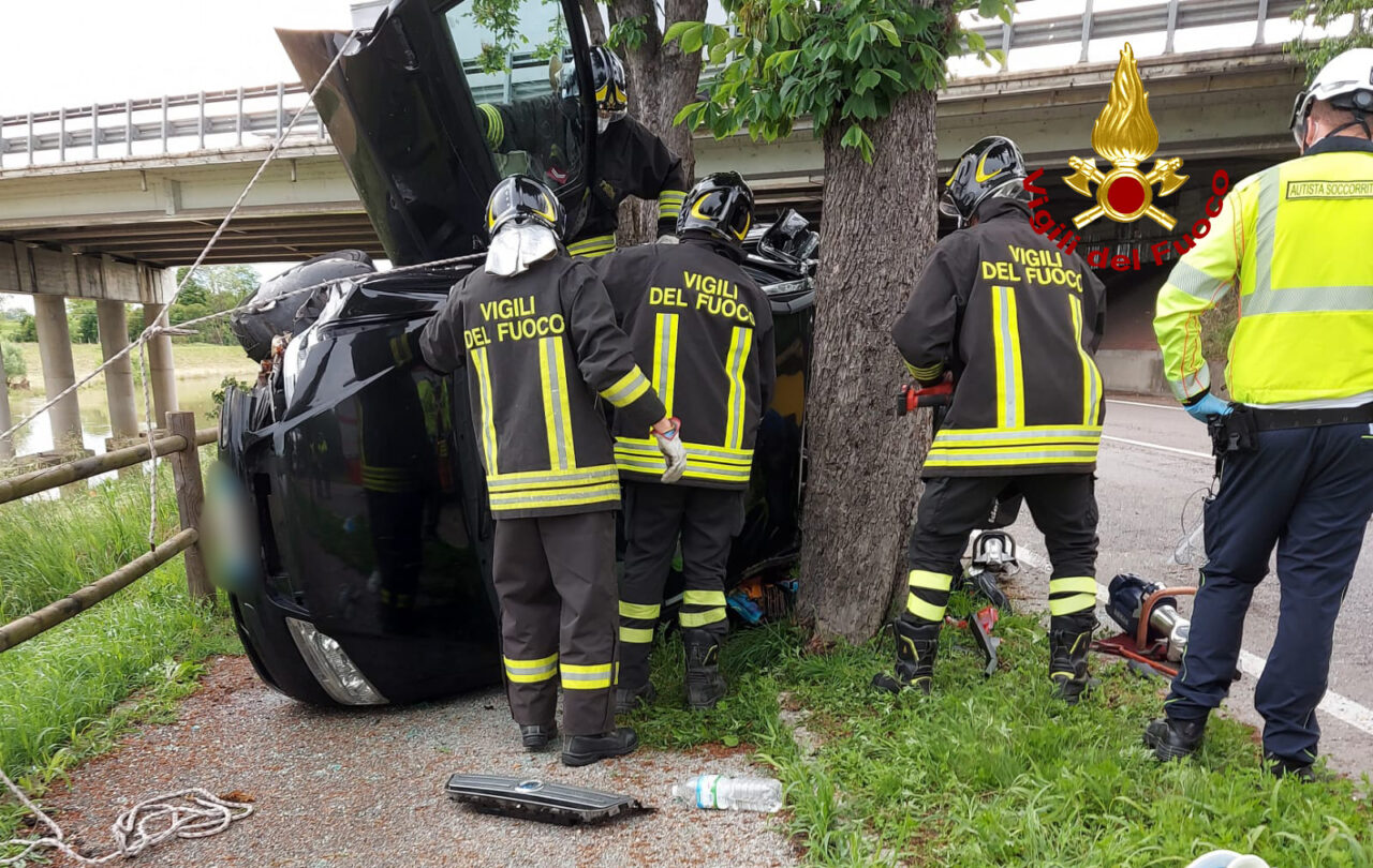 Perde il controllo dell’auto e si ribalta: per poco non finisce nel fiume