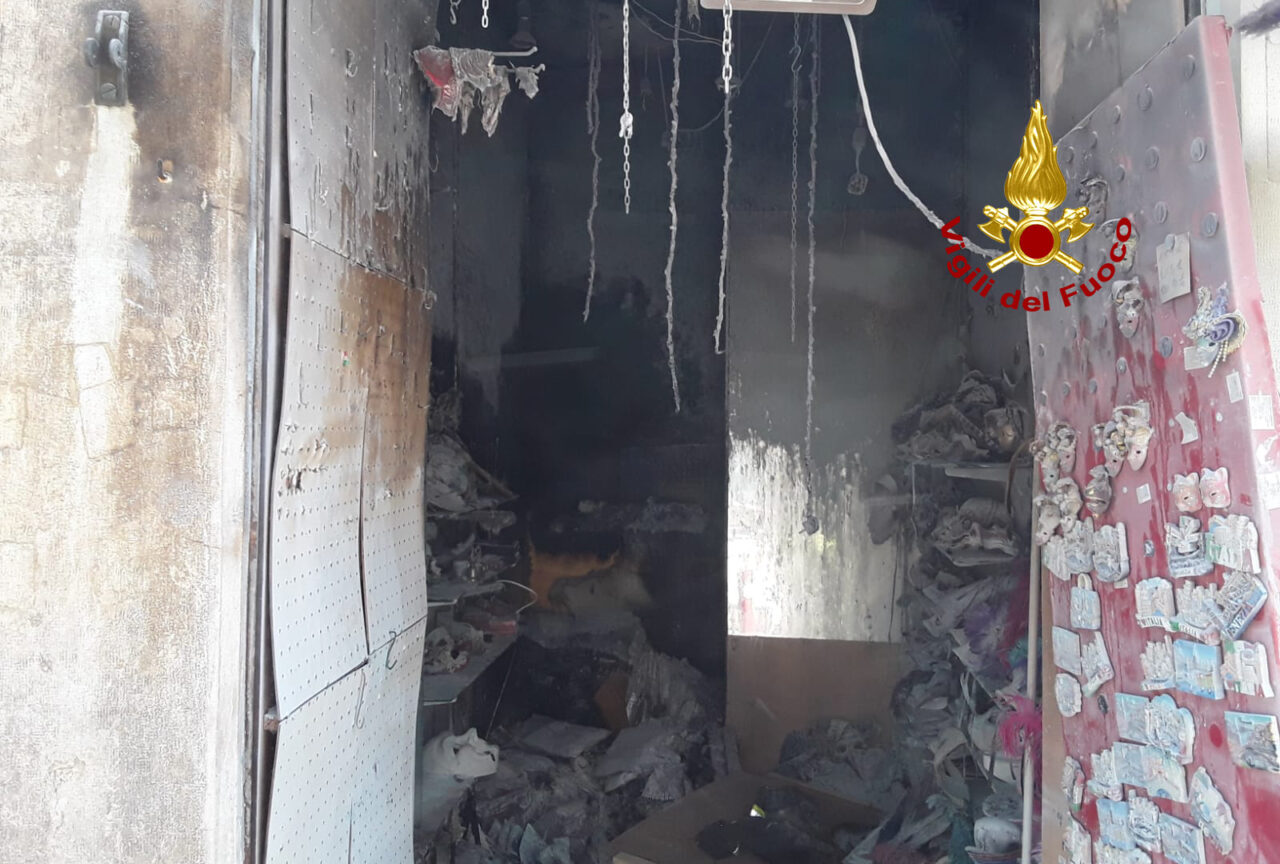 Paura nel Sestiere Cannaregio: le immagini dell’incendio in un negozio di maschere