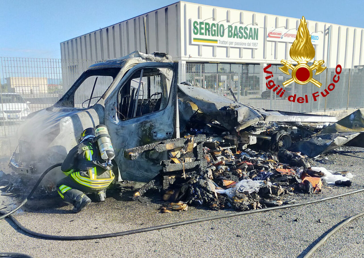 Le foto del furgone carico di vestiti divorato dalle fiamme sulla Statale Triestina