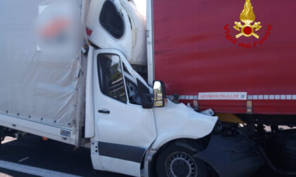 Tragico tamponamento in A4 tra camion e autocarro: un morto