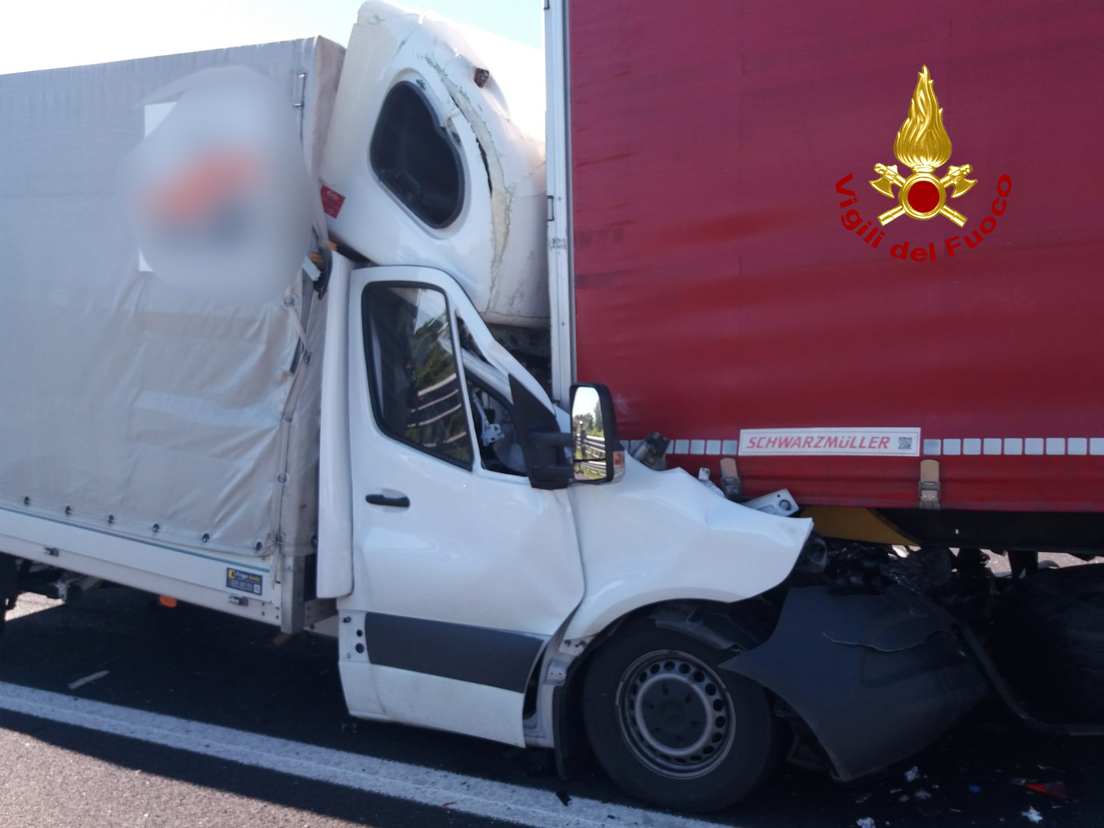 Tragico tamponamento in A4 tra camion e autocarro: un morto