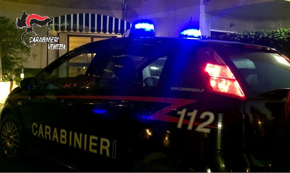 Game over per il ladro seriale: in due giorni aveva rubato due auto, due registratori di cassa, una motosega, salumi e formaggi