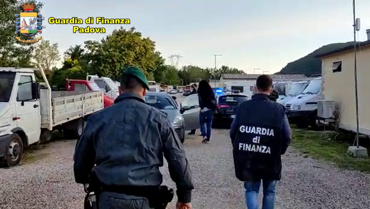 L’anziano sacerdote dal “cuore d’oro” ingannato e ricattato per due anni