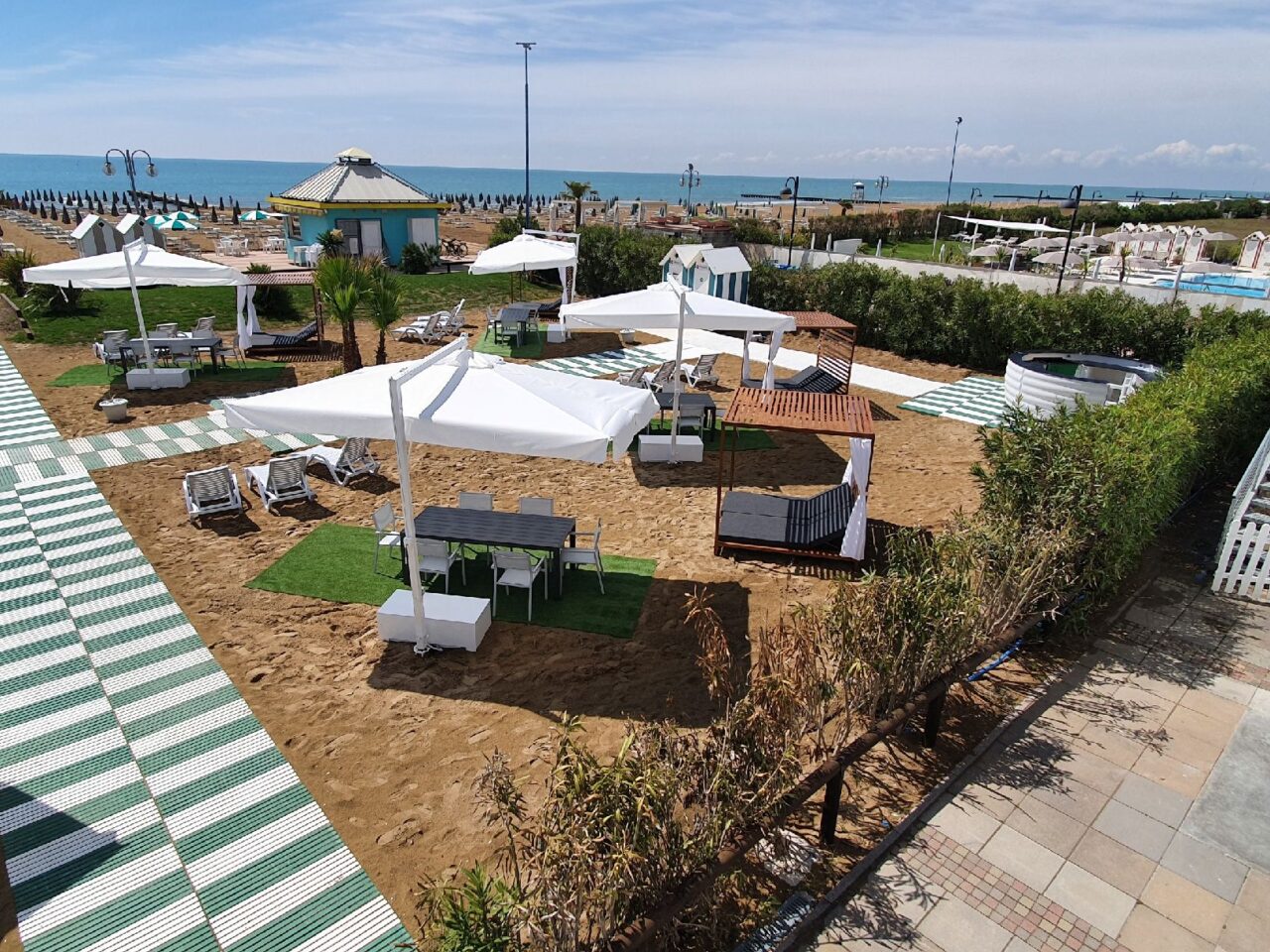 Addio lettino e ombrellone, a Jesolo arrivano maxi letti a baldacchino con connessione wifi
