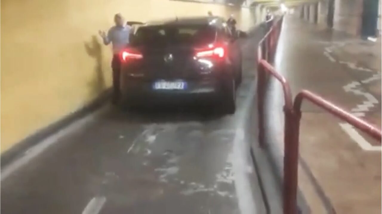 L’esilarante video dell’auto finita nel sottopasso pedonale: “Ti vol movarte…”