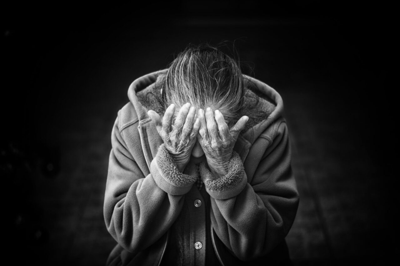 Ladri senza cuore in azione, rapinavano gli anziani più fragili nelle Rsa