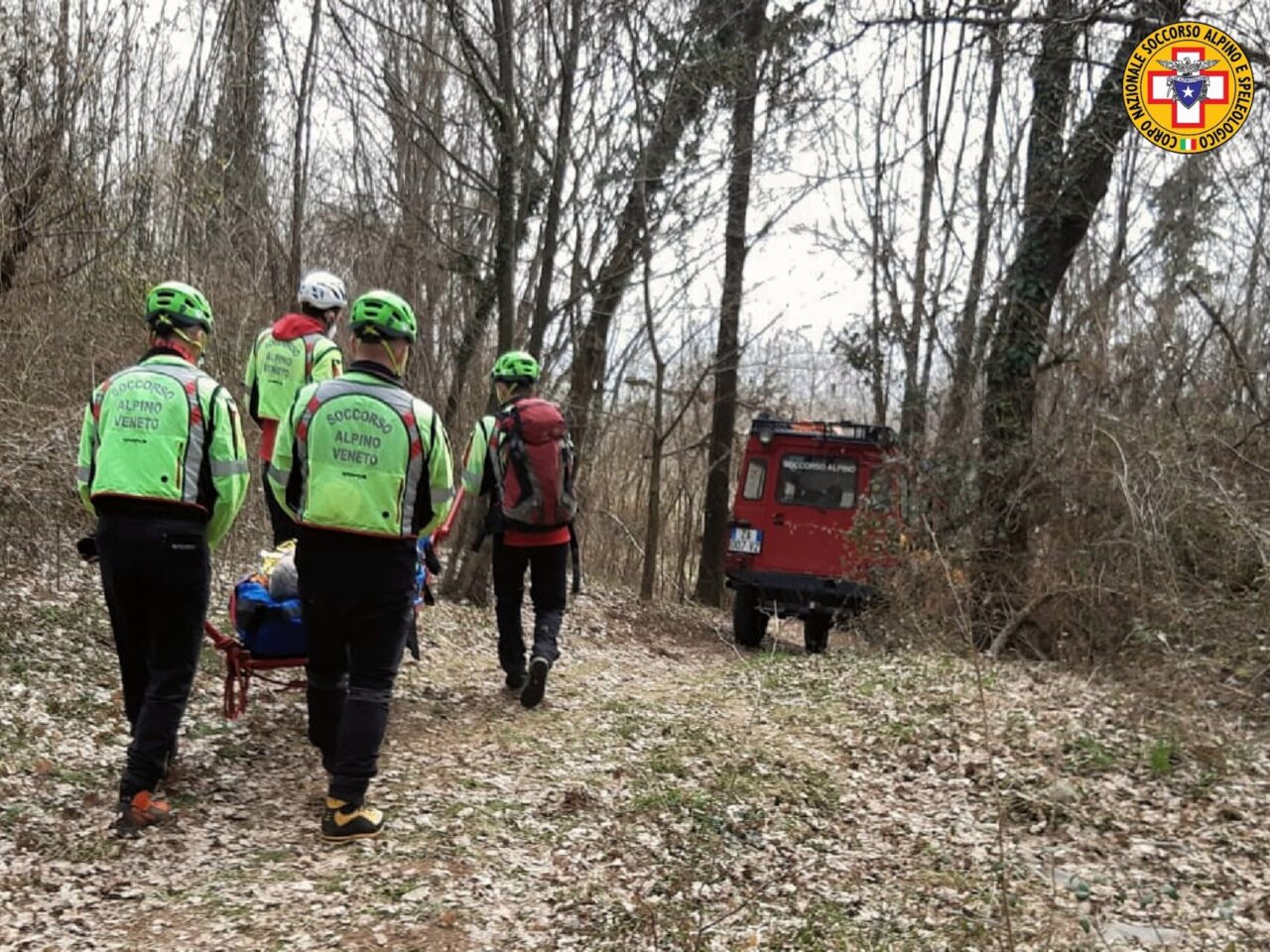 Perde l’appoggio in scalata: alpinista 39enne di Mestre fa un volo di sei metri, il video del salvataggio