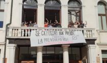 Giorgia Meloni a testa ingiù, blitz degli studenti nelle librerie e in Ca' Foscari: "Solidarietà al professore Sullam"