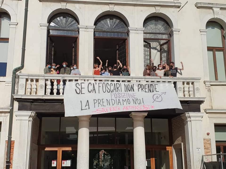 Giorgia Meloni a testa ingiù, blitz degli studenti nelle librerie e in Ca’ Foscari: “Solidarietà al professore Sullam”