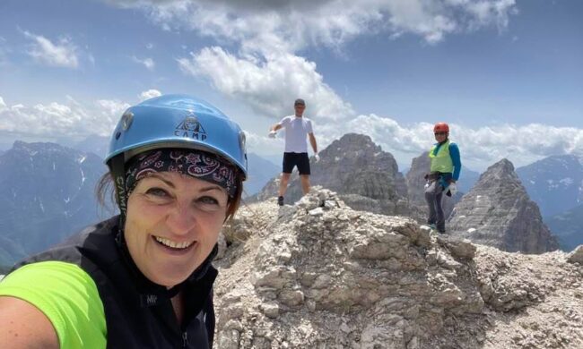 Raggiunge la vetta e scatta un selfie, poi perde l’equilibrio e precipita: morta la 50enne Annamaria Nerosi