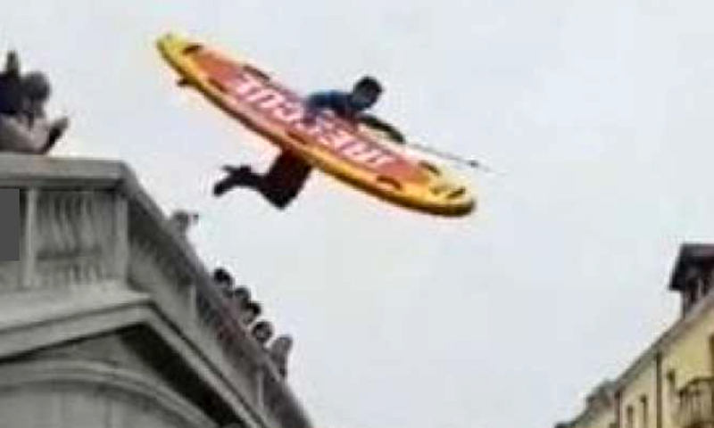 Supercafoni, surf e bikini tra i canali a Venezia