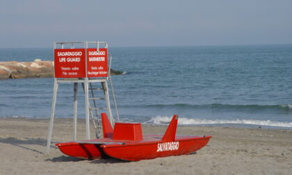 Malore mentre fa il bagno, morto annegato ex geometra 70enne