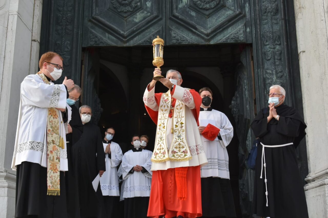 Venezia rinnova la secolare devozione a Sant’Antonio: le foto della reliquia che lascia la Città