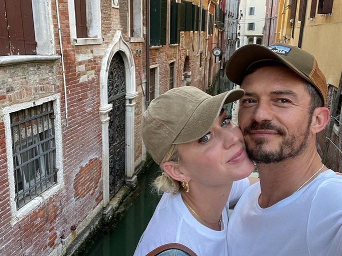 Spritz, baci e selfie tra i canali: le foto della vacanza d’amore a Venezia di Katy Perry e Orlando Bloom
