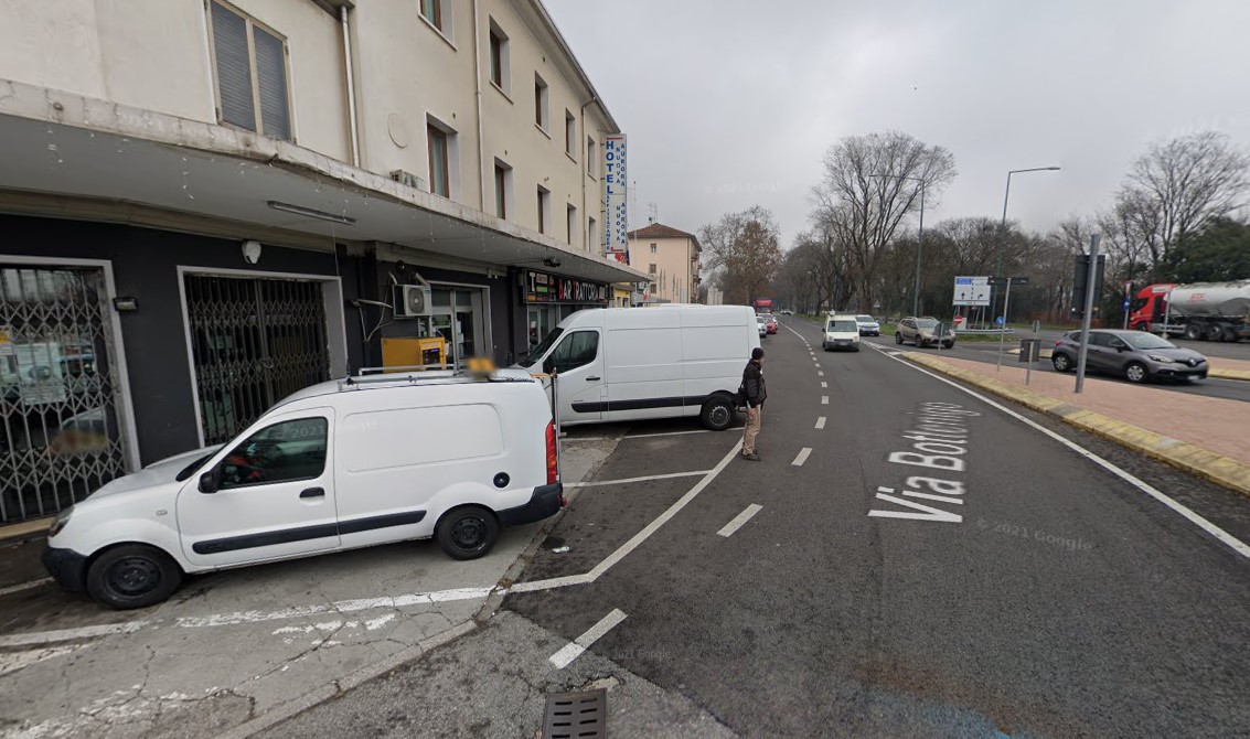 La rapina nella sala slot finisce nel sangue, il bandito accoltella un dipendente