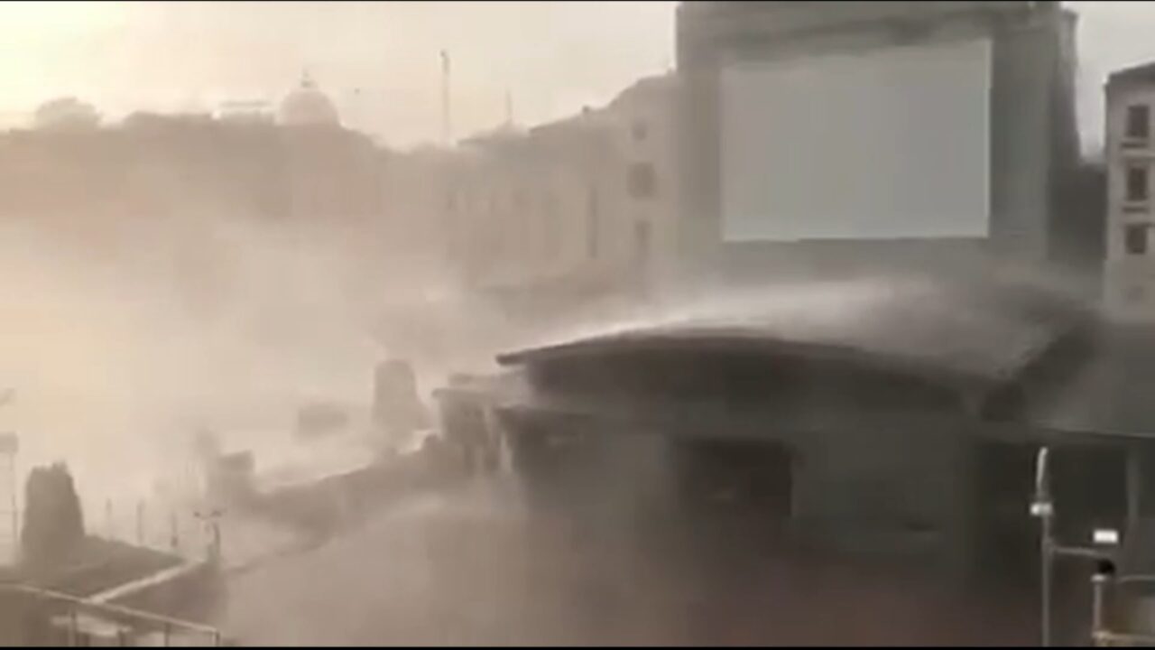 La tromba d’aria si abbatte su Venezia, il video del violento nubifragio nel centro storico