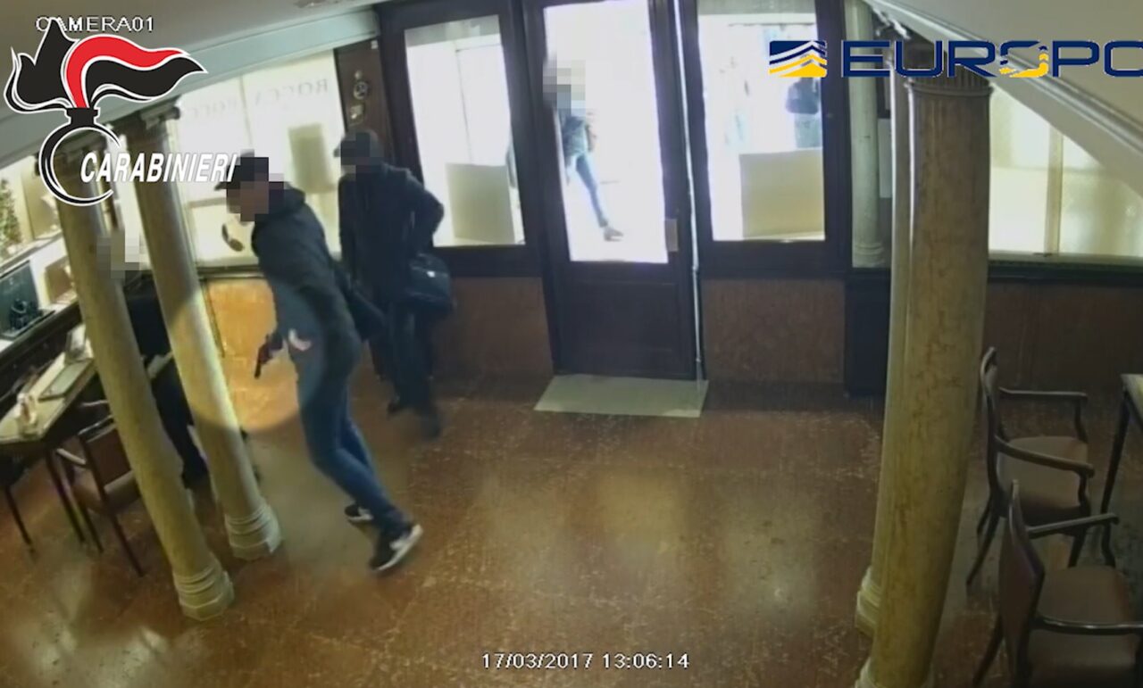 Si fingevano facoltosi turisti e poi razziavano gioielli, smantellata la banda degli Estoni