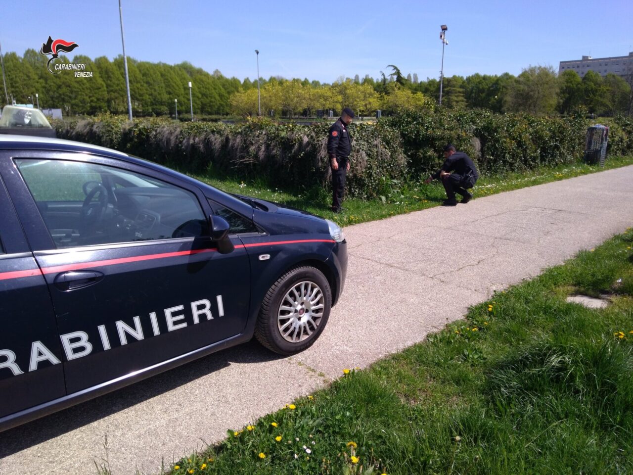 La droga è poca ma divisa in micro dosi per essere venduta: denunciati due giovani mestrini