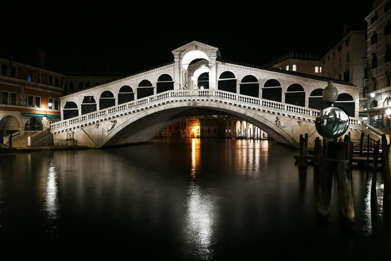 Giovane veneziano preso a schiaffi sul Ponte di Rialto e derubato da 4 rapinatori