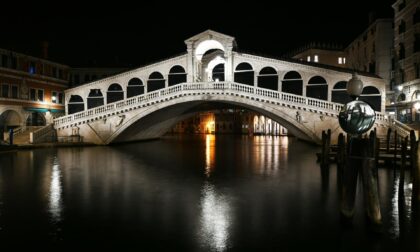 Giovane veneziano preso a schiaffi sul Ponte di Rialto e derubato da 4 rapinatori