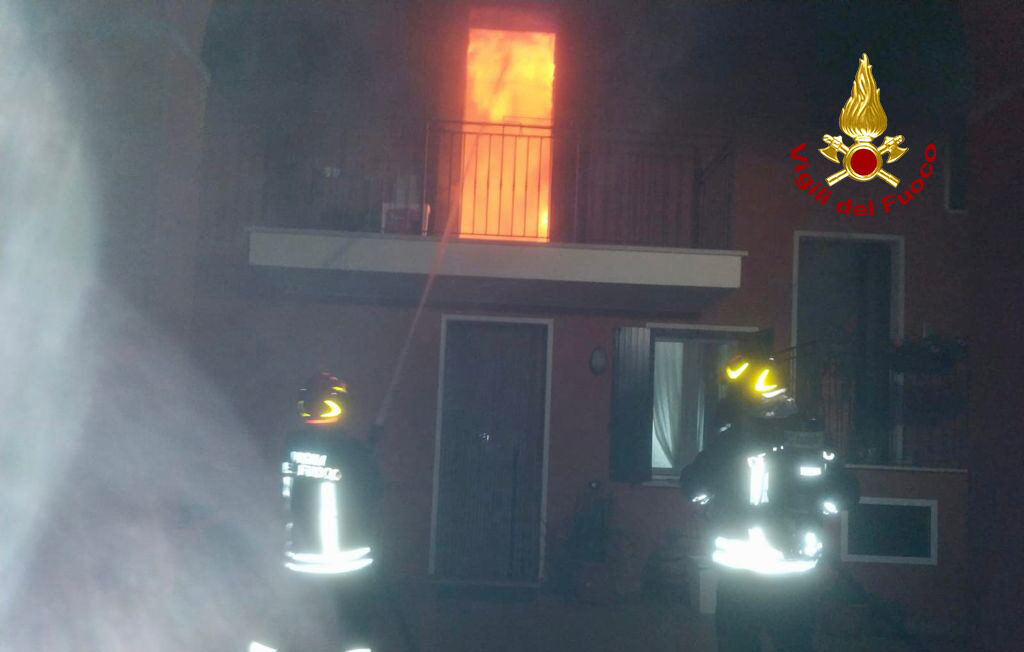 Le impressionanti foto dell’incendio che ha distrutto un’abitazione a Campolongo Maggiore
