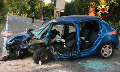 Auto finisce contro un albero a Jesolo: feriti gravemente due giovani