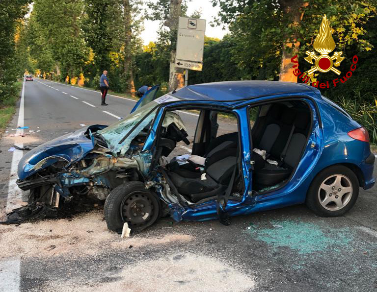 Auto finisce contro un albero a Jesolo: feriti gravemente due giovani